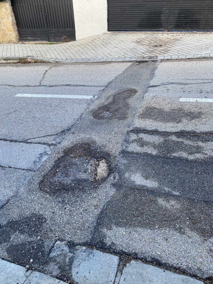 maca1972's tweet photo. @MuseoCiudadMst1 @AytoMostoles Así tenemos las calles en #ParqueCoimbra. Por favor tapen estos agujeros. @mbautista_pp https://t.co/hCtzoLw5Sz