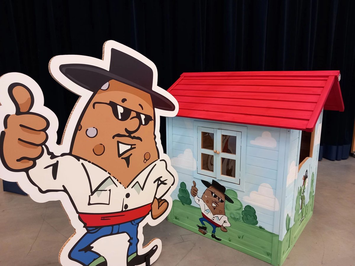 VriendenMartini's tweet photo. Afgelopen vrijdag hebben is naar een idee van collega Kim Bouwes een kinderspeelhuisje in het Martini Paviljoen gerealiseerd! Op deze manier  bieden we afleiding aan de jonge bezoekers van het paviljoen. Samen met #Vitam en @MartiniHospital. https://t.co/RE64yEMzuU
