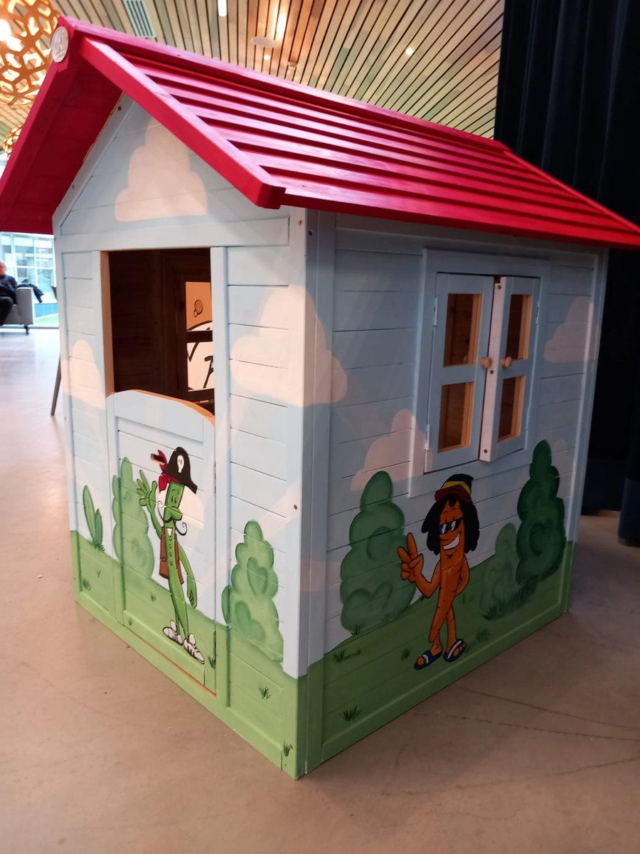 VriendenMartini's tweet photo. Afgelopen vrijdag hebben is naar een idee van collega Kim Bouwes een kinderspeelhuisje in het Martini Paviljoen gerealiseerd! Op deze manier  bieden we afleiding aan de jonge bezoekers van het paviljoen. Samen met #Vitam en @MartiniHospital. https://t.co/RE64yEMzuU