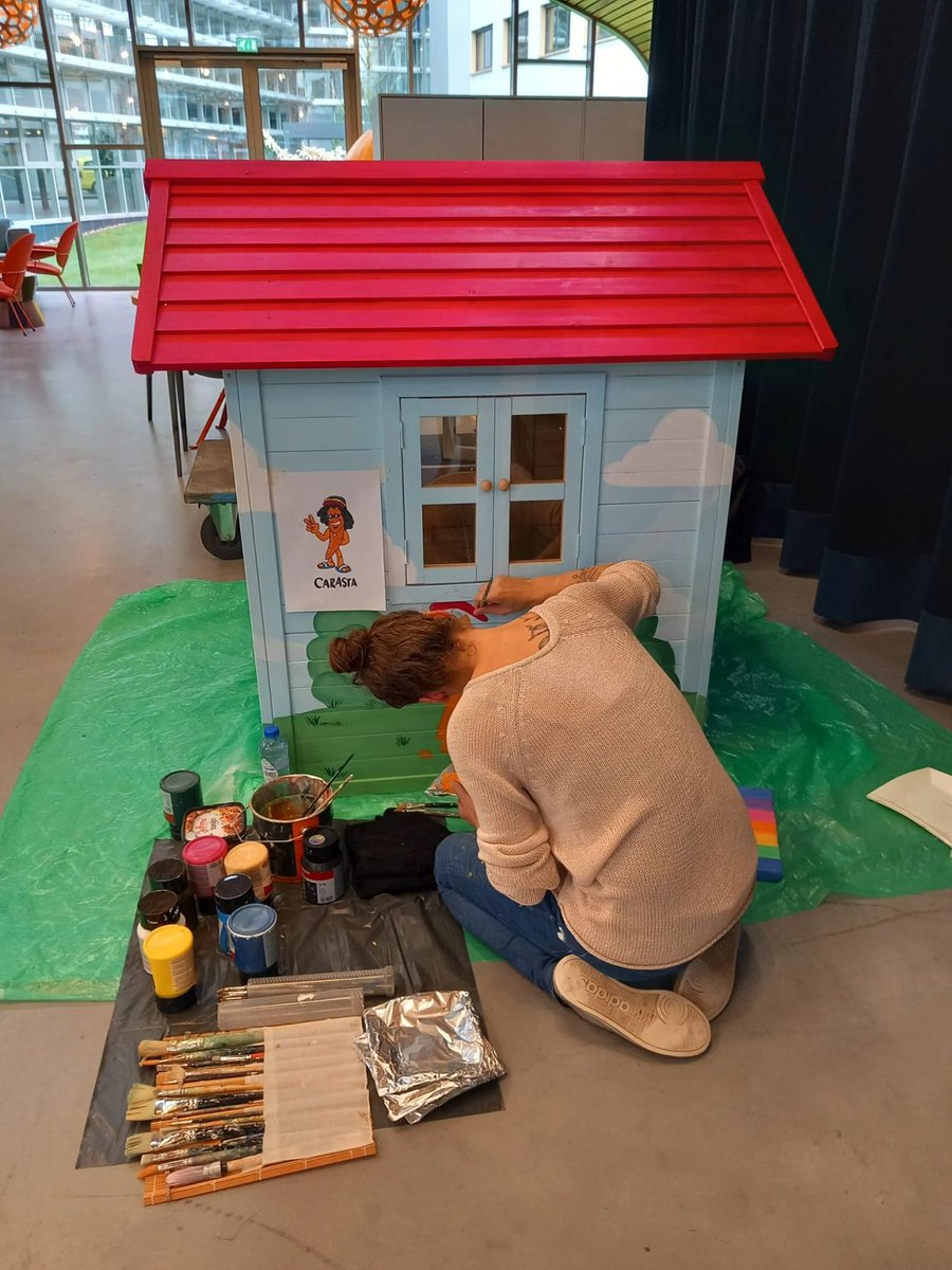 VriendenMartini's tweet photo. Afgelopen vrijdag hebben is naar een idee van collega Kim Bouwes een kinderspeelhuisje in het Martini Paviljoen gerealiseerd! Op deze manier  bieden we afleiding aan de jonge bezoekers van het paviljoen. Samen met #Vitam en @MartiniHospital. https://t.co/RE64yEMzuU