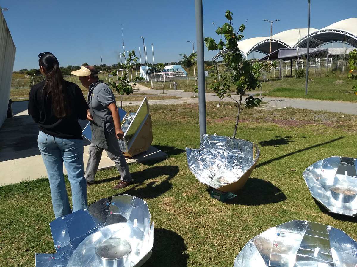 rinconsolar's tweet photo. Preparando comida solar, 100% sin emisiones, 100% sostenible, para más de 80 personas en el 4 Congreso Internacional de Secado, Cocción y Refrigeración Solar. Estamos en el Centro Universitario de Tonalá, de la UdeG en Jalisco https://t.co/4a96f5mfy9