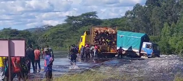 stv_select4fun's tweet photo. VIDEO: Traffic from Hoima to Kampala via Kiboga has been affected by the overflow of River Kafu at Karongo Village, Kikonda Parish, 19.8Km from Hoima Town.
Courtesy Video
#STVUpdates https://t.co/CrhQHeKJ02