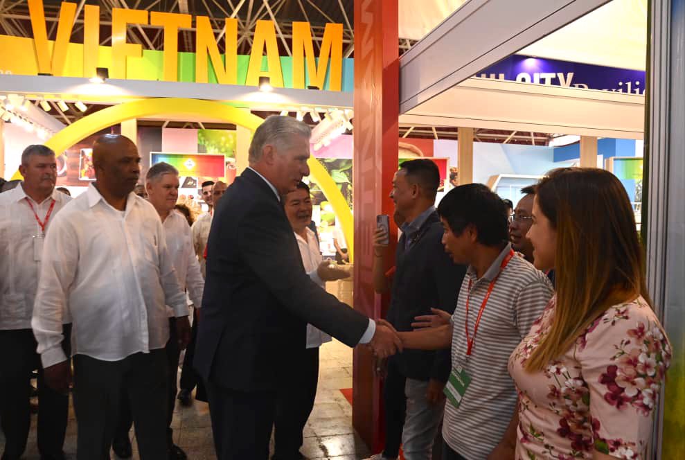 DiazCanelB's tweet photo. Hoy inauguramos #FIHAV2023 y luego recorrimos los pabellones expositivos de varios países que participan en la cita. Suman aquí  60 naciones que han apostado por #Cuba y unas 800 empresas. Esta es una gran oportunidad para seguir impulsando el desarrollo de la economía nacional. https://t.co/MEoLopV0wX