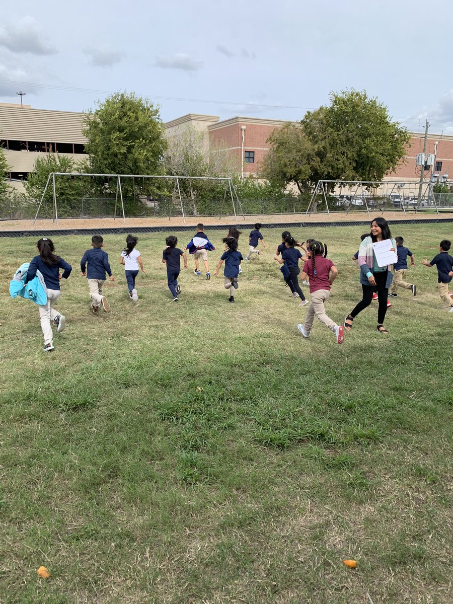BushScience's tweet photo. Ms. Alvarez’s 1st grade class is practicing patterns of movement on the playground. Learning is fun! @ajbushelem #OneTeamOneGoal #BobcatBusiness https://t.co/7iW04vEuUU