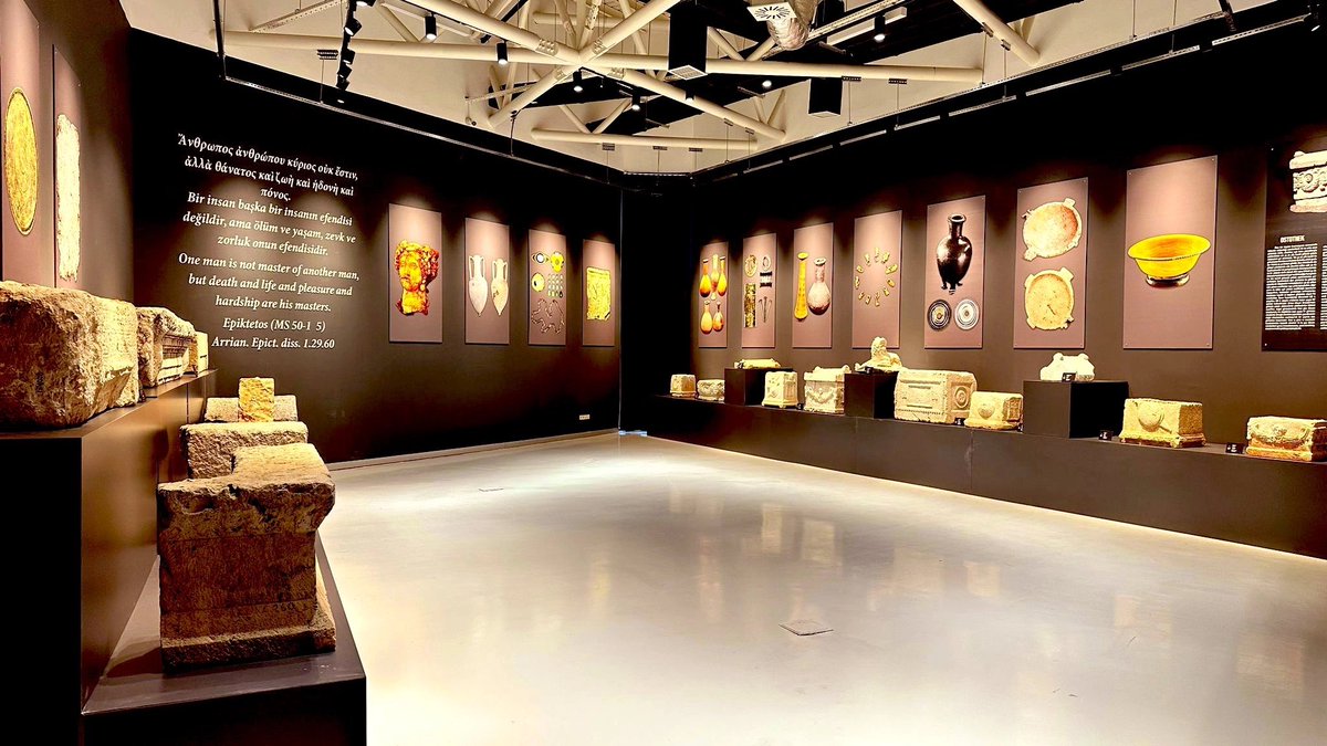 laprensaturca's tweet photo. El ministro de Cultura y Turismo, Mehmet Nuri Ersoy, declaró que el Museo de la Necrópolis de Antalya es el primero de Turquía, y dijo que se encontraron 866 tumbas durante las excavaciones de rescate que comenzaron en 2008. https://t.co/J9BHzr4Ql7 https://t.co/TUUhKdBiTP