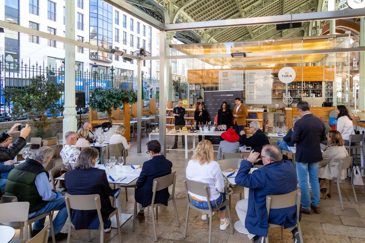 PabloOssorio's tweet photo. Hoy en #MiCub @MercadoColonVLC hemos maridado las nuevas añadas de Tantum Ergo 2021 de @HispanoSuizas con Quesos Manglano.
Una experiencia impresionante la perfecta combinación de los quesos elegidos por José Manuel Manglano con nuestros cavas Rosé pinot noir y Chardonnay 🥂 https://t.co/a04IzjEWMY