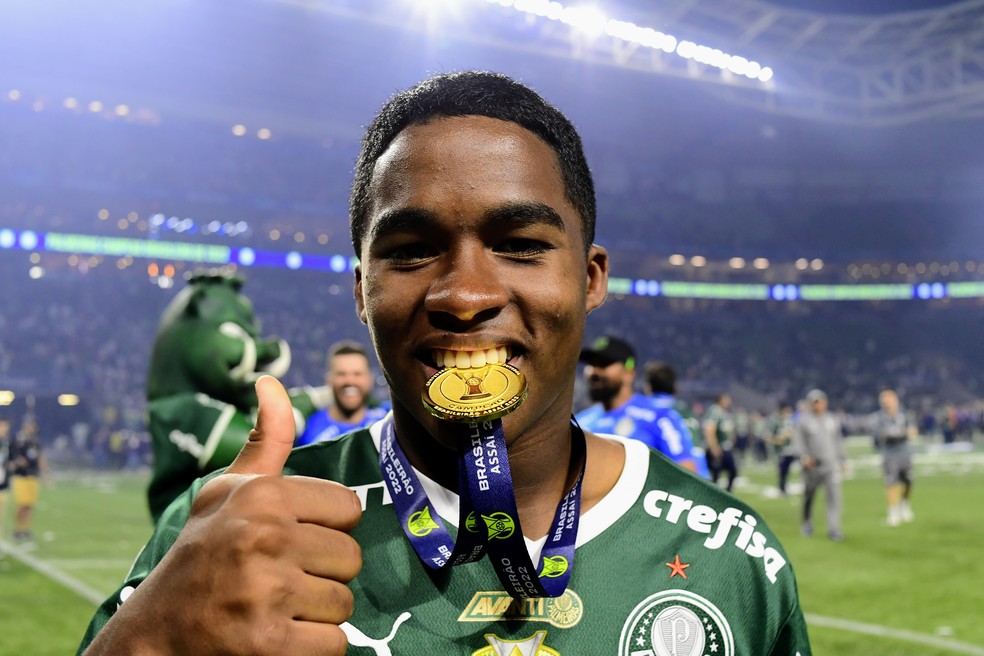mundodabola's tweet photo. Endrick (17) se tornou o jogador mais jovem a ser convocado para a seleção brasileira desde Ronaldo em 1993.

🗞️ @brfootball 
📸 Marcos Ribolli | Getty Images https://t.co/tuJAi8ebfB