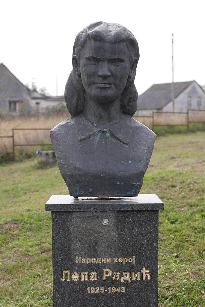 VietMelodic's tweet photo. @fasc1nate The legacy of Lepa Radić, however, lives on. The execution was captured in a series of haunting photographs and she was posthumously awarded the Order of the National Hero by the Yugoslavian government on December 20, 1951. https://t.co/enAG1SpNoI