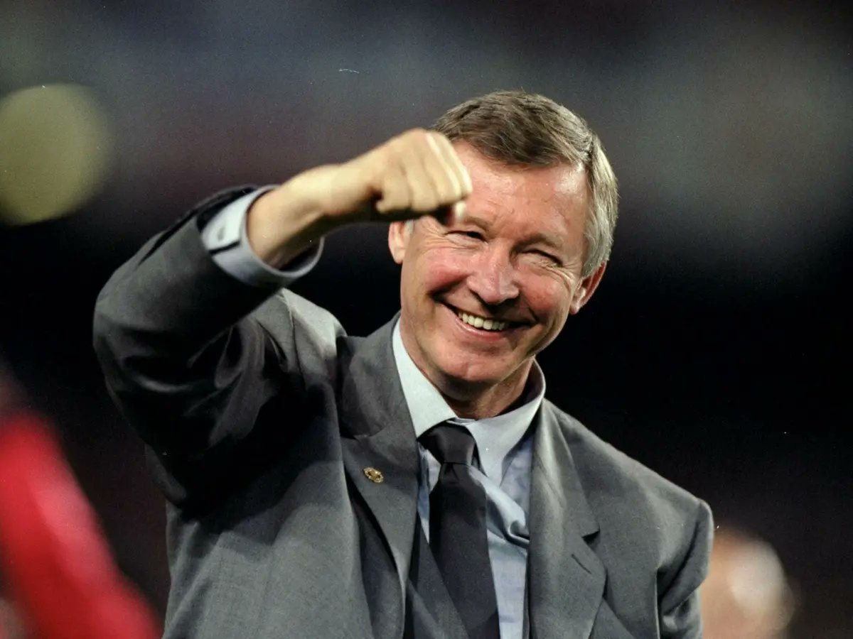 Sir Alex Ferguson’s most used XI by appearances (4-4-2):

GK - Peter Schmeichel 🇩🇰 (398 games)

RB - Gary Neville 🏴󠁧󠁢󠁥󠁮󠁧󠁿 (602 games)
CB - Rio Ferdinand 🏴󠁧󠁢󠁥󠁮󠁧󠁿 (432  games)
CB - Gary Pallister 🏴󠁧󠁢󠁥󠁮󠁧󠁿(416 games)
LB - Denis Irwin 🇮🇪 (516 games)

RM - David Beckham 🏴󠁧󠁢󠁥󠁮󠁧󠁿 (394 games)
CM - Paul