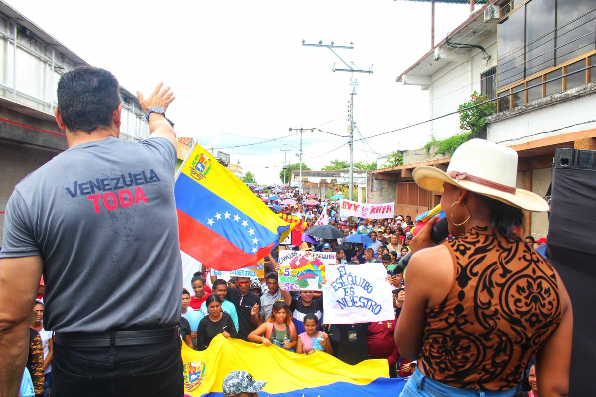 NicolasMaduro's tweet photo. En el municipio Esteros de Camaguán del estado Guárico, este Pueblo valiente salió a las calles para demostrar su respaldo a los consensos por el Bienestar Social de todos y todas y por la defensa de nuestro Territorio Esequibo. ¡Un abrazo a mis hermanas y hermanos! https://t.co/yLTfwNodyk