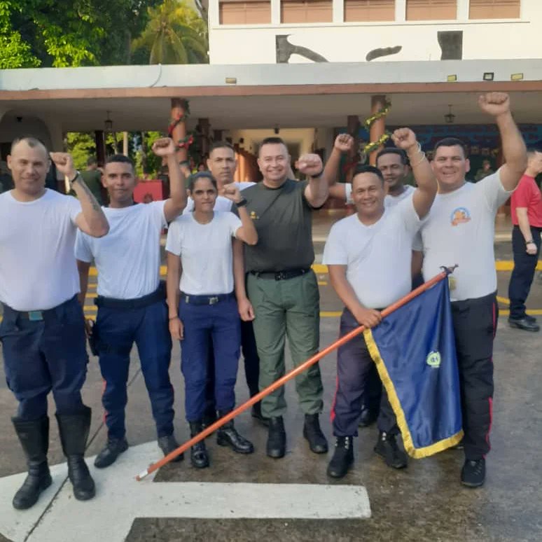 Rodovillasmil's tweet photo. Bajo la consigna el Sol de Venezuela nace en el Esequibo, Policía de Roscio dijo presente en trote militar, con motivo del inicio de campaña Venezuela Toda .@vladimirpadrino https://t.co/nY2oc4qTrA
