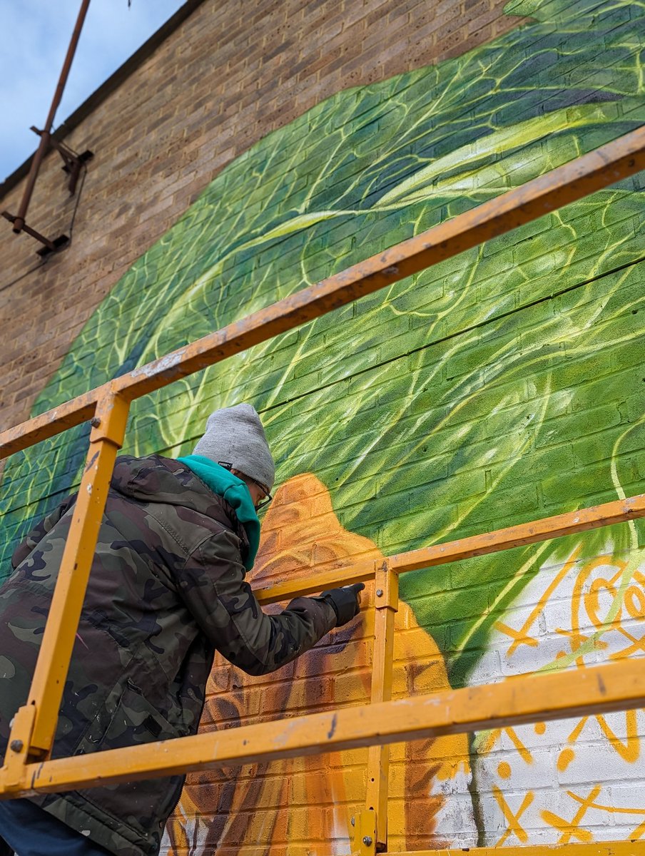 🥬 Another mural has arrived in Chatham! 🎨 Over the last week in Henry Street, Woskerski has been painting his contemporary take on one of Luton's historic stories.