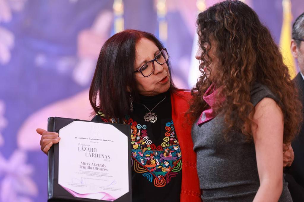 IPN_MX's tweet photo. En una ceremonia especial, @Letamaya, titular de la @SEP_mx, acompañada de nuestro director general @ArturoReyesS_ entregó la presea Lázaro Cárdenas 2023 a 21 politécnicas y politécnicos, quienes por sus conocimientos, experiencia, excelencia académica, entrega a la docencia, investigación y difusión son la expresión más clara de la grandeza del IPN.
