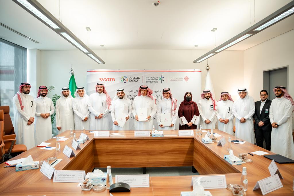 kscdr's tweet photo. صاحب السمو الملكي الأمير سلطان بن سلمان رئيس مجلس الأمناء يوقع مذكرة تعاون مشترك بين مركز الملك سلمان لأبحاث الإعاقة وشركة كفاءات المعرفة، وشركة سيسترا، لتقديم خدمات برنامج التوطين بالاستثمار الإجتماعي، وتأمين فرص وظيفية لخدمة مشروع الغرفة الحسية بمطار الملك خالد الدولي صالة (٥)  برعاية  المركز الوطني لتنمية القطاع غير الربحي.

رابط الخبر| https://t.co/aBaLQtlVd8

#علم_ينفع_الناس 
#مشروع_الغرف_الحسية