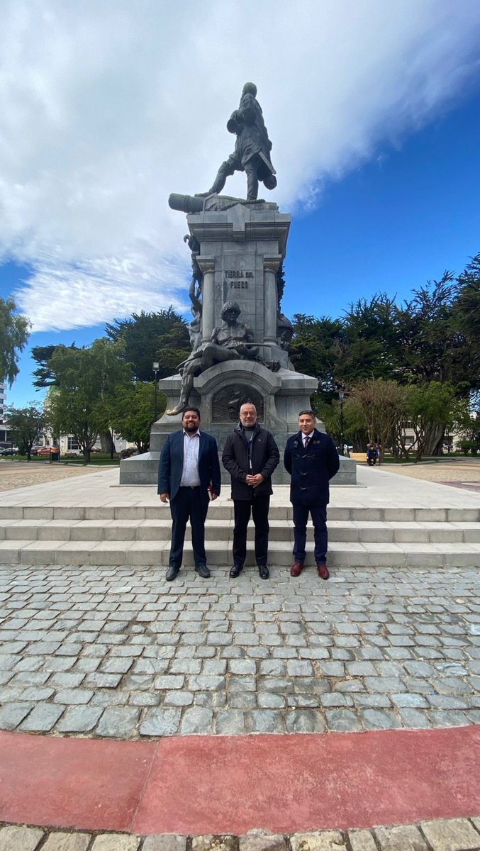 jotapez's tweet photo. En plena crisis de Atacama, el director de Educación Pública, Jaime Veas (PS), viajó hoy a Punta Arenas y firmó convenio para que los temas antárticos fueran incluidos en el currículum.
En Mineduc dicen que es un ejemplo de la desconexión y falta de control de Veas en la crisis. https://t.co/thNajeYVrf