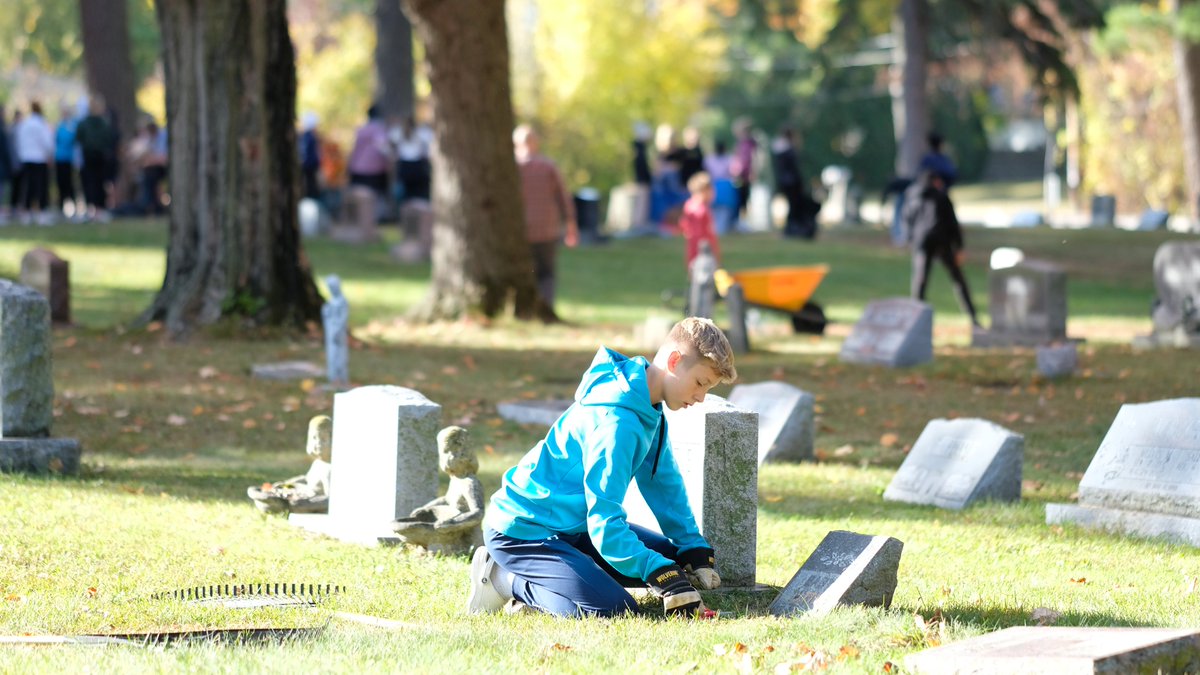 HSSD's tweet photo. In preparation for Veteran's Day, Bay View's Maputo Bay students volunteered their time to clean up the Suamico Cemetery. We are proud of these students as they lead with heart! 🍁@hssdbv https://t.co/AApIbUPkJo