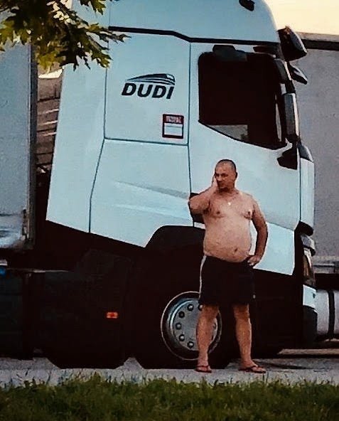JohnBosley78's tweet photo. D'oh

#truckers #truckerlife #truckerrest #restingarea #truckerrealness #dadbod #Chubby #chubdad #pissingtrucker #sexontheroad #cruising #outdoorcruising #camionisti #camioneros #camionerosgorditos https://t.co/b5cUywoPLH