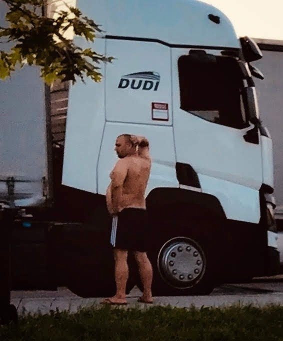 JohnBosley78's tweet photo. D'oh

#truckers #truckerlife #truckerrest #restingarea #truckerrealness #dadbod #Chubby #chubdad #pissingtrucker #sexontheroad #cruising #outdoorcruising #camionisti #camioneros #camionerosgorditos https://t.co/b5cUywoPLH
