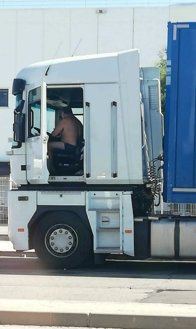 JohnBosley78's tweet photo. D'oh

#truckers #truckerlife #truckerrest #restingarea #truckerrealness #dadbod #Chubby #chubdad #pissingtrucker #sexontheroad #cruising #outdoorcruising #camionisti #camioneros #camionerosgorditos https://t.co/b5cUywoPLH
