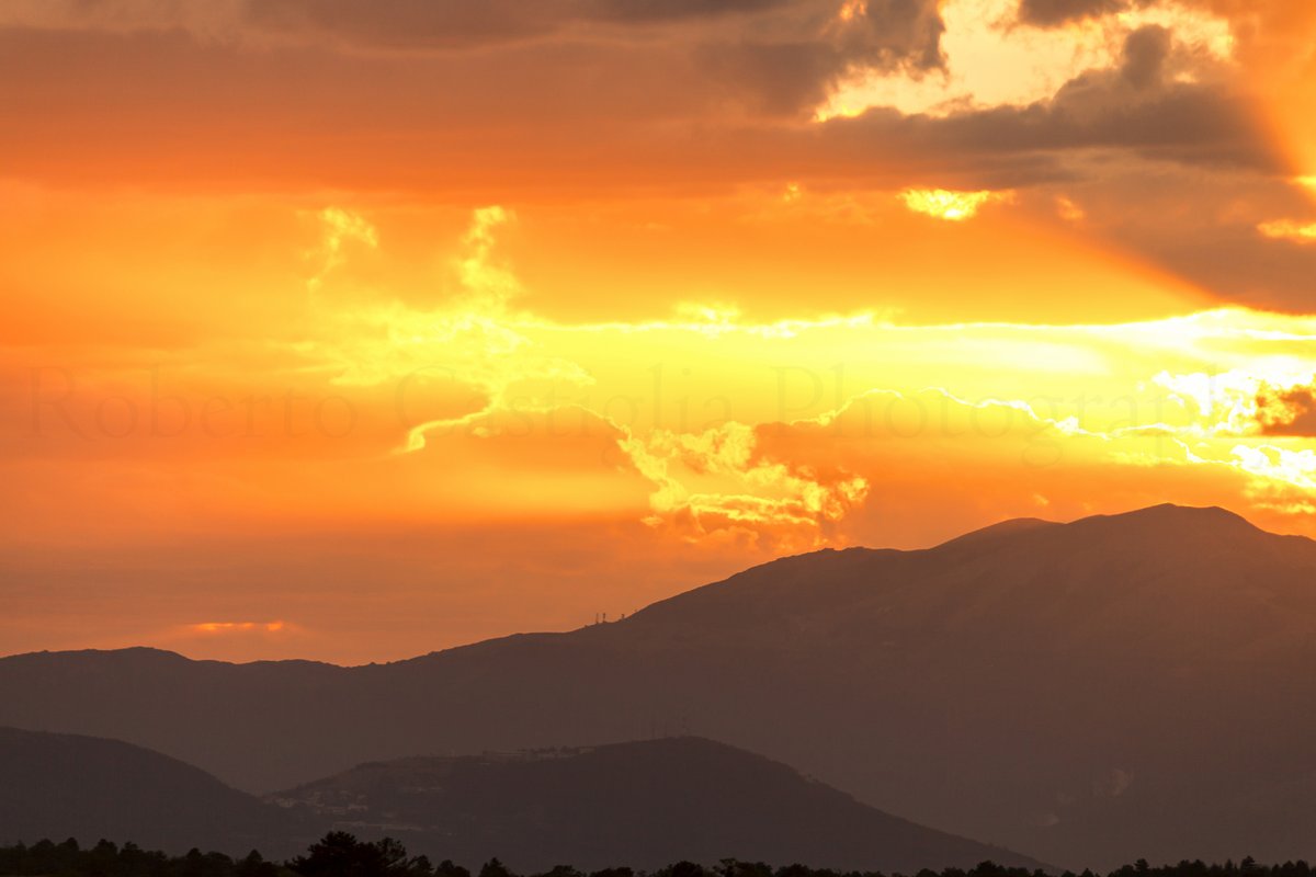 rocaphotography's tweet photo. Tramonto a Peltuinum.  
Abruzzo,Italy.  
#peltuinum #abruzzo #laquila #Italia #italy #scenery #photooftheday #picoftheday #photography #nature #sunset #sunsets #tramonto #tramonti #canonphotography #canon #italianphotography #robertocastigliaphotography https://t.co/t22hgL0C2a