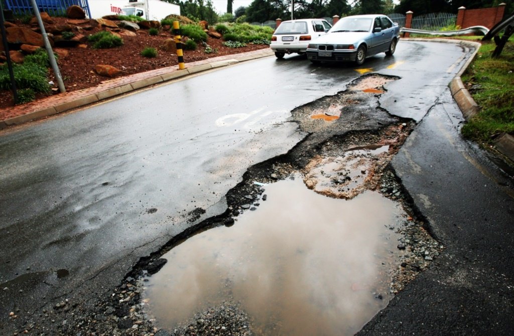 WittyHijaabi's tweet photo. Hamas Rocket Damage vs South African Pothole https://t.co/HaoMnIxhYh