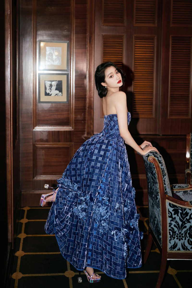 晓彤妈妈高跟玉足越来越诱人了，偷偷闻着妈妈的脚被发现了，被晓彤亲妈用高跟鞋踩射了！
#关晓彤 #意淫 #脚奴 #恋足 #踩射 #女性崇拜  #媚脚