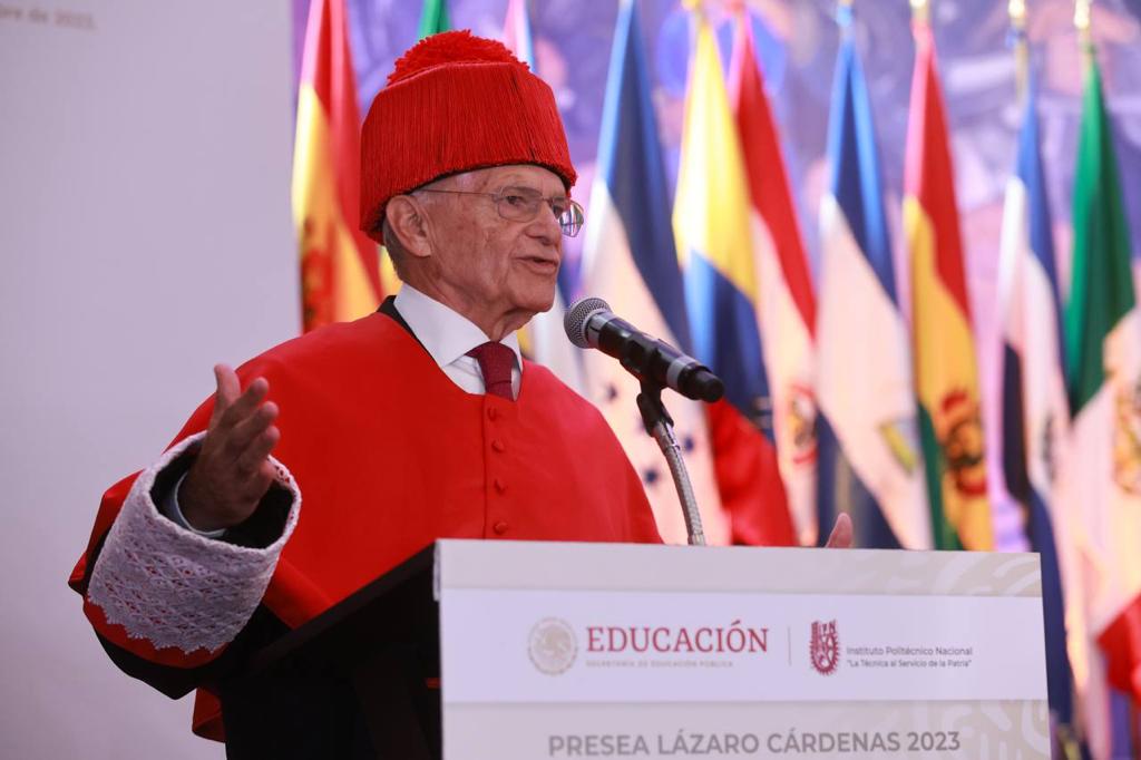 IPN_MX's tweet photo. Además, el Politécnico reconoció con el Doctorado honoris causa a la investigadora, docente y divulgadora de la ciencia Julieta Norma Fierro Gossman  y al contador, filántropo y empresario Alfredo Harp Helú por sus trayectorias y aportes sociales. https://t.co/YuvHSHu94Q