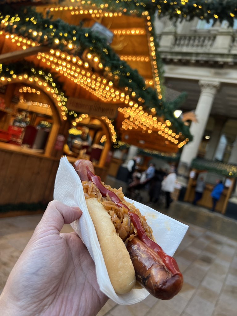 #brumGermanMarket first German hotdog bratwurst of the Xmas year! #Christmas2023 #ChristmasCountdown #germanbratwurst 🌭 🎄 @bhameastside @CityLife_Bham