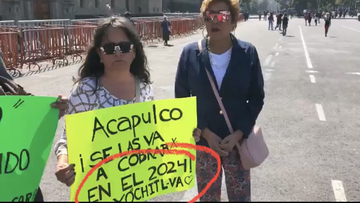 jgnaredo's tweet photo. Manifestantes que se quejan afuera de Palacio Nacional porque “el gobierno de AMLO no apoya” a la gente de Acapulco, lleva pancartas donde promociona a Xóchitl Gálvez.

Ni se nota que son panista usando vilmente una tragedia con fines electorales. https://t.co/1DXXHH6xsQ