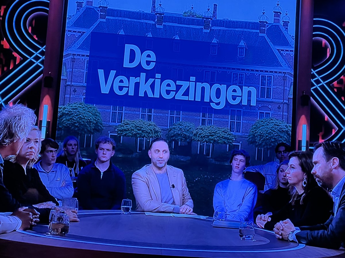 Schuit5's tweet photo. Bij BNNVARA zijn ze echt heel bang voor Pietertje ! Op alle manieren proberen ze twijfel te zaaien over persoontje. https://t.co/hC5E5ViNmk