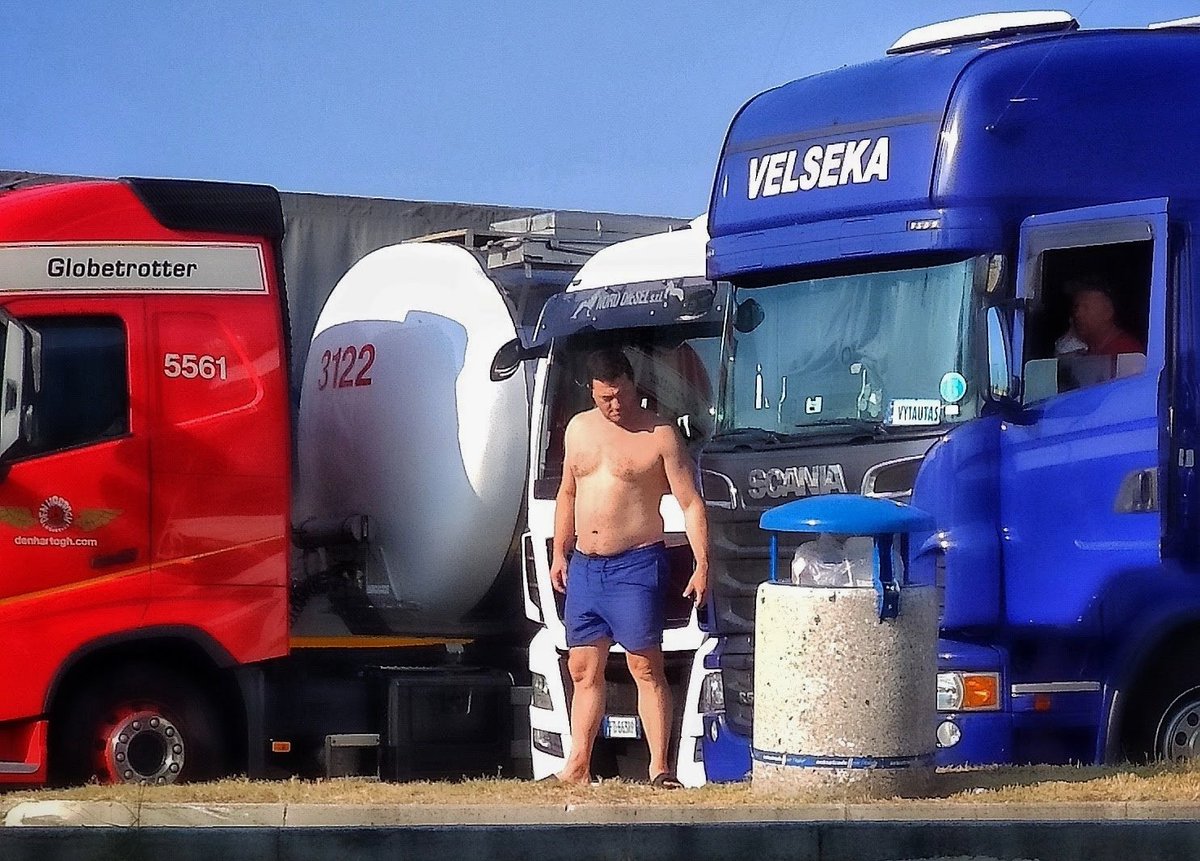 JohnBosley78's tweet photo. #truckers #truckerlife #truckerrest #restingarea #truckerrealness #dadbod  #pissingtrucker #sexontheroad #cruising #outdoorcruising #camionisti #camioneros #camionerosgorditos #dickpic https://t.co/YVpwHnOYAw