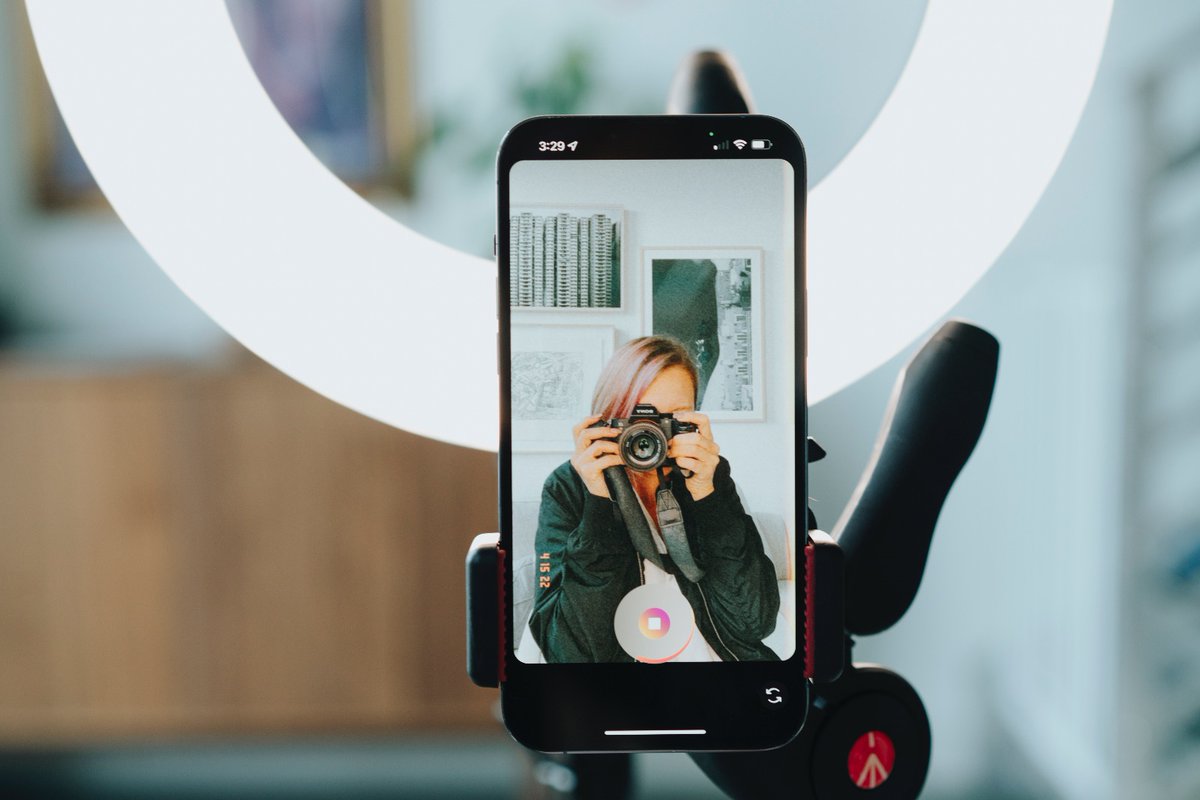 Capturing Moments: iPhone vs. Professional Photography 📸 It's time to elevate your memories with a professional touch! Follow the link to learn more 👉🏻 news.angleplatform.com/blog/iphone-vs…