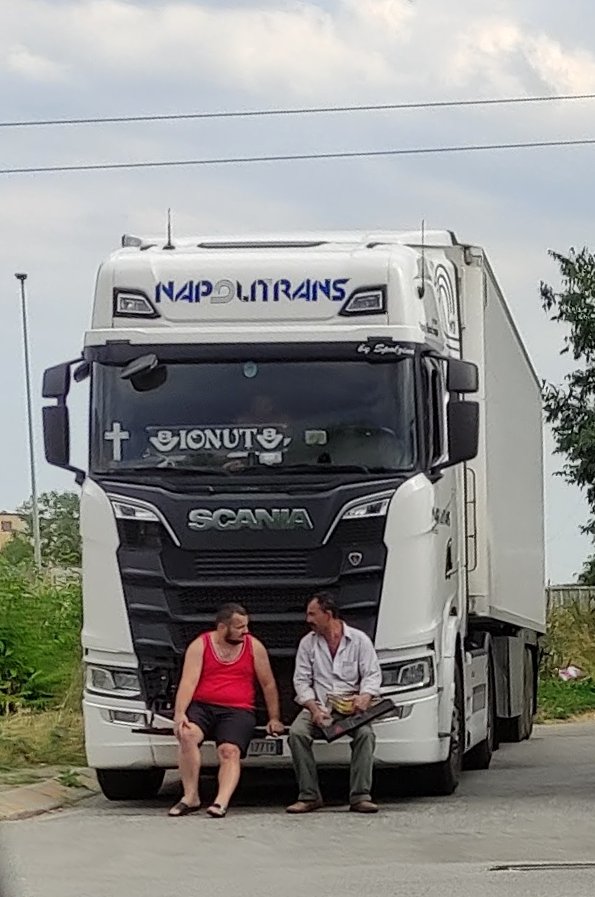 JohnBosley78's tweet photo. Parking chat

#truckers #truckerlife #truckerrest #restingarea #truckerrealness #dadbod  #pissingtrucker #sexontheroad #cruising #outdoorcruising #camionisti #camioneros #camionerosgorditos #dickpic https://t.co/KjhBhIMV9z
