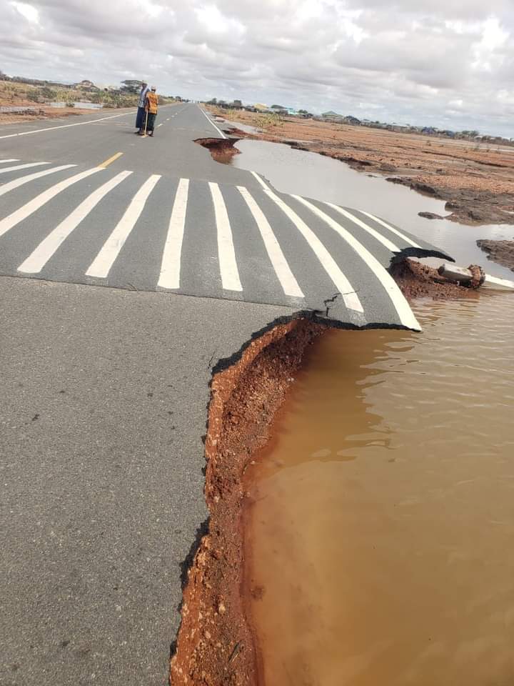 Hon_Hire's tweet photo. The recently completed Nuno- Modogashe road. One wonders whether there was value for money in this project. https://t.co/LxWc19gNA1