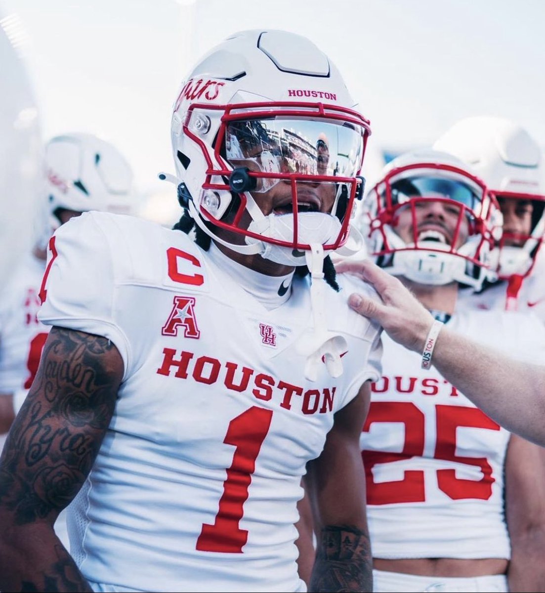 #AGTG I’m blessed to receive a offer from the University of Houston !! #HCville <a href="/coacharchiemac/">Archie McDaniel</a> <a href="/Casey_Smithson/">Casey Smithson</a> <a href="/UHCougarFB/">Houston Football</a>