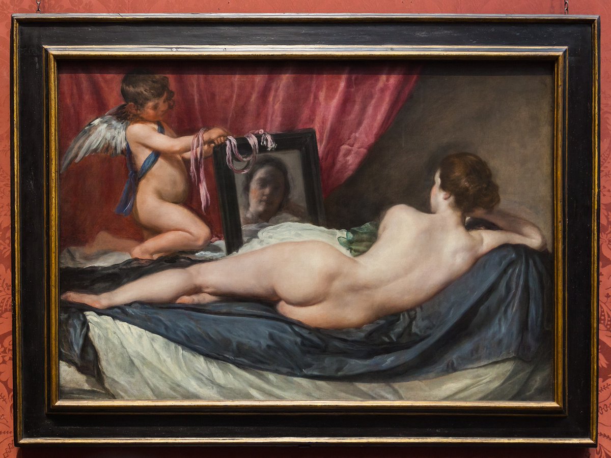 Dario_Madrid_F's tweet photo. ¿Saben ustedes qué hace la "Venus del Espejo" de Velázquez en la National Gallery de Londres en vez del Museo del Prado? A ver sí se creen ustedes que todo el arte que se encuentra en Gran Bretaña tiene procedencia legal...
El cuadro fue pintado hacia el año 1615 por el gran Diego Rodríguez de Silva y Velázquez cuando se encontraba en Roma. La mujer del cuadro podría haber sido su amante. Tuvo distintos propietarios siendo uno de los más celebres Gaspar de Haro y Guzmán, marques de Carpio y sobrino-nieto del Conde-Duque de Olivares.
Antes de que Napoleón decidiese colocarnos como rey de España a su hermano, el cuadro acabó siendo propiedad del llamado "Príncipe de la Paz", Manuel Godoy, valido o primer ministro del rey Carlos IV y que a pesar de lo que se dice, nunca fue amante de la reina María Luisa de Parma. El valido lo tenía en una habitación del palacio de Bellavista de Madrid junto a las "Majas" de Goya. 
Pues bien, derrotadas las tropas de Napoleón llegaron a Madrid las del inglés Duque de Wellington, aliadas de las españolas pero muy ladronas.
Un soldado inglés lo afanó y se lo vendió a un pintor británico llamado George Augustus Wallis que trabajaba en España. Este se lo vendió a un marchante de arte llamado William Buchanan que llevó la pintura a Inglaterra en 1813 y se la vendió por quinientas libras a un tal John Morriti. Después de algún que otro propietario, fue adquirido por la National Gallery por 45.000 libras.
Sí, tampoco han devuelto los mármoles del Partenon ➡️➡️https://t.co/GyMoYEgCPK
¿Robaron los franceses más que los ingleses durante la Guerra de la Independencia? Sin ninguna duda ➡️➡️https://t.co/LVC6jWxNUE