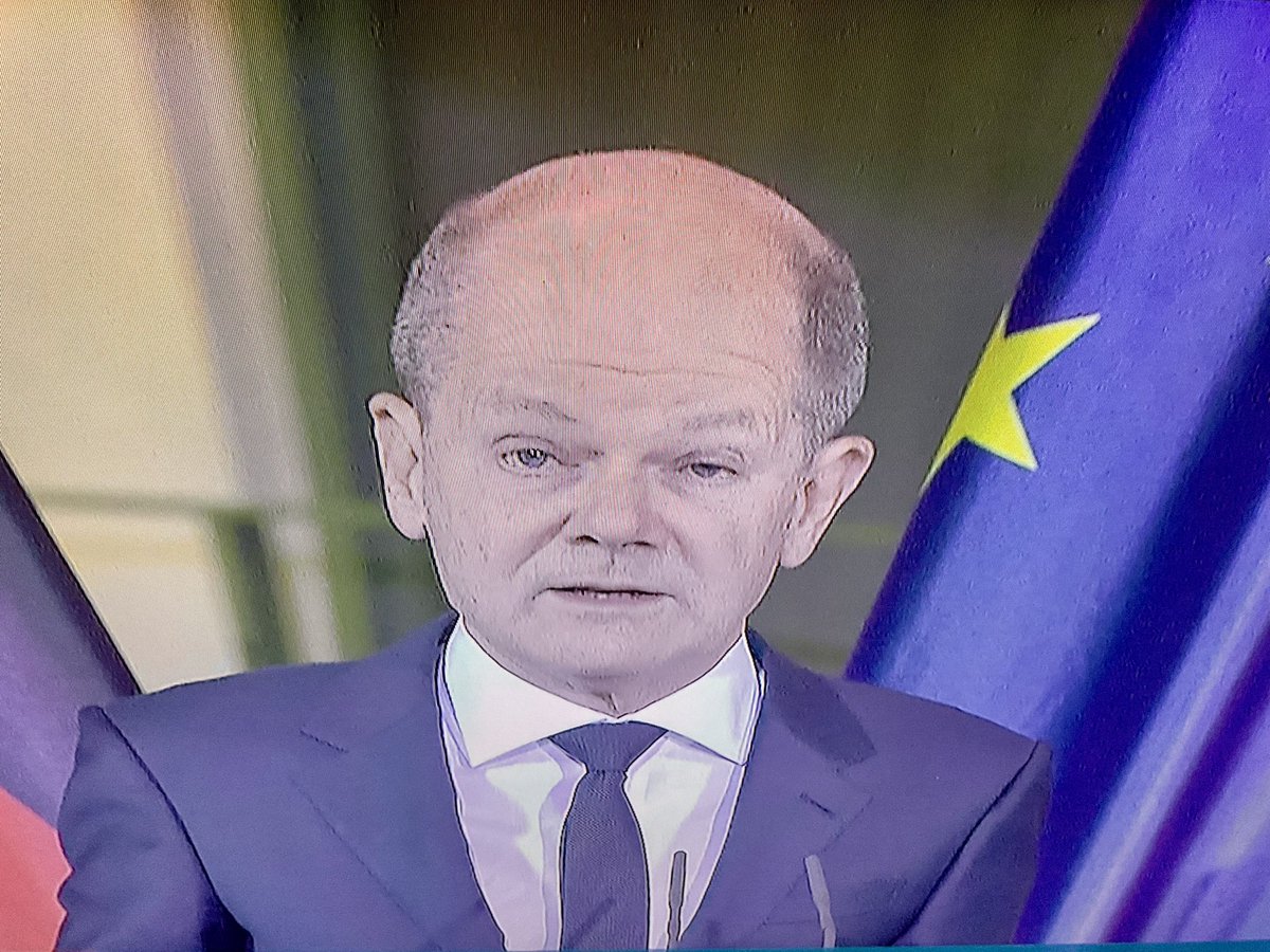 MathiasPriebe's tweet photo. Was war das denn? #Migrationsgipfel und der @bundeskanzler tritt nach stundenlangen Verhandlungen mit den MPs der Länder vor die Presse und stammelt zusammenhangloses Zeug von Planungs- und Genehmigungsbeschleunigung, Deutschlandpakt und bezahlbarem Wohnraum. Der ist durch.
#Priebshow