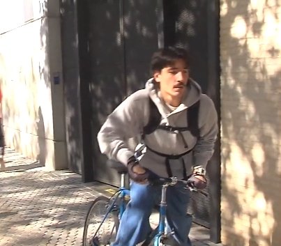 Tiene dinero para comprarse un concesionario entero de Lamborghini, pero va a entrenar en bici, porque la clase se tiene o no se tiene.
Él es flow en su máxima expresión.

P. D. Me ha recordado a cuando Capi iba a entrenar con el Ford Scort y los compañeros se metían con él.