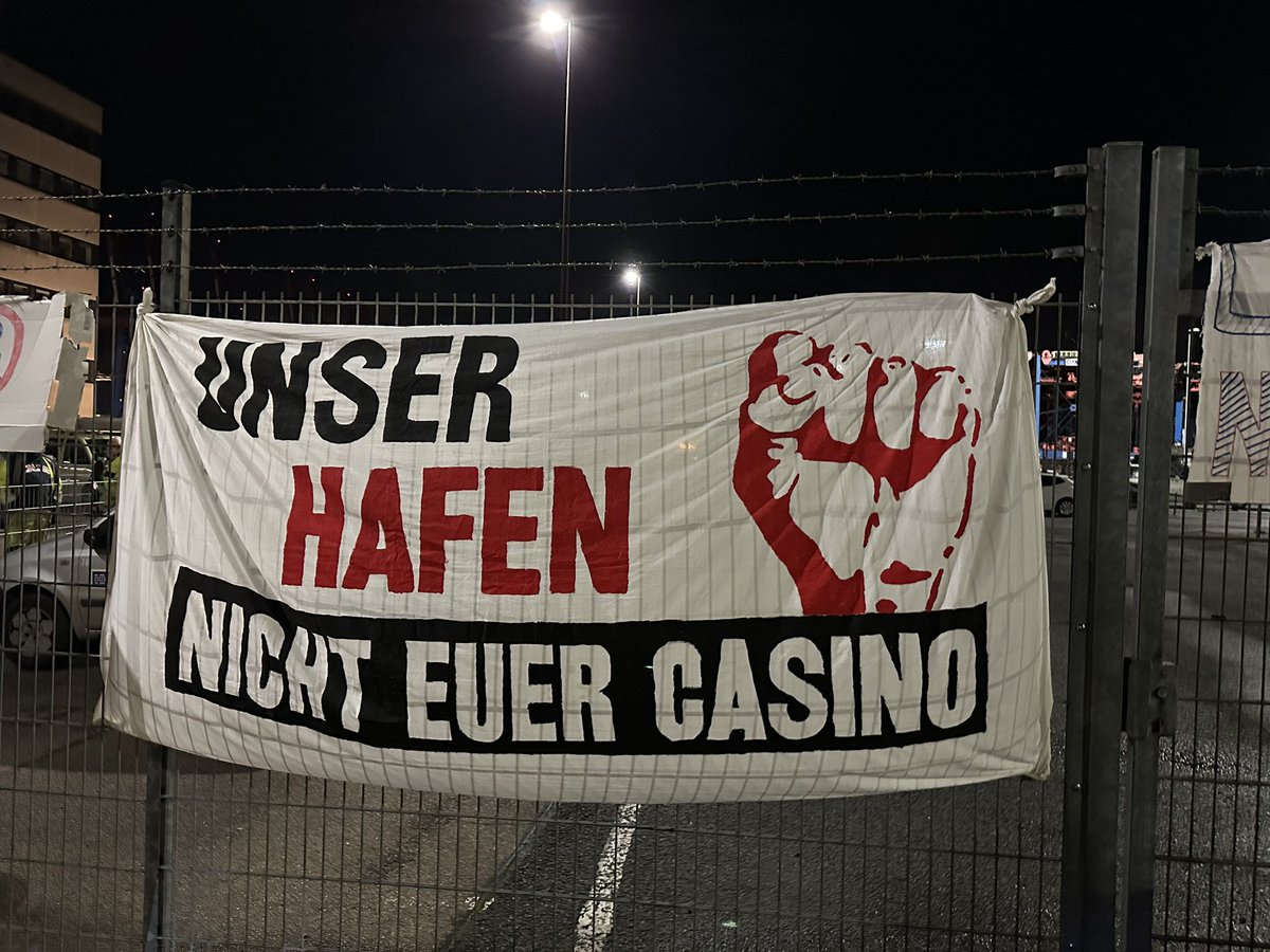 Beschäftigte des Hamburger Hafens haben sich soeben aus der Pausenversammlung heraus dazu entschieden, spontan die Arbeit niederzulegen. Der wilde Streik richtet sich gegen die Teilprivatisierungen des Hamburger Hafens. Kommt her und zeigt euch vor Ort solidarisch! (1/x)