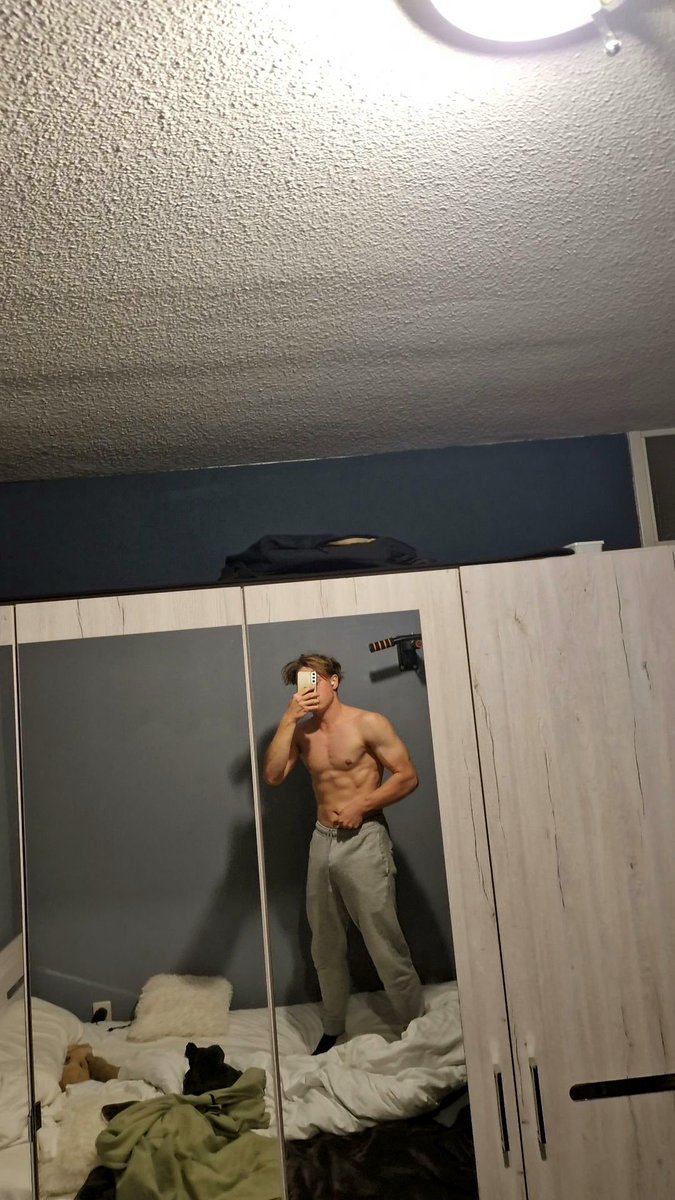 RoyaleRL_'s tweet photo. 1 Year into working out now😇💪🏽 https://t.co/JH3ylQKJV1