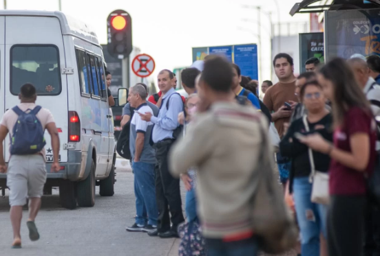 Metropoles's tweet photo. 🚨 Rodoviários do DF decidem suspender greve e voltar ao trabalho

Durante assembleia realizada no início da noite, a categoria acolheu a proposta de retorno ao trabalho para retomada da negociação salarial

Leia na #ColunaGrandeAngular: https://t.co/kUmbEx9HDx https://t.co/CEL3Teinlu