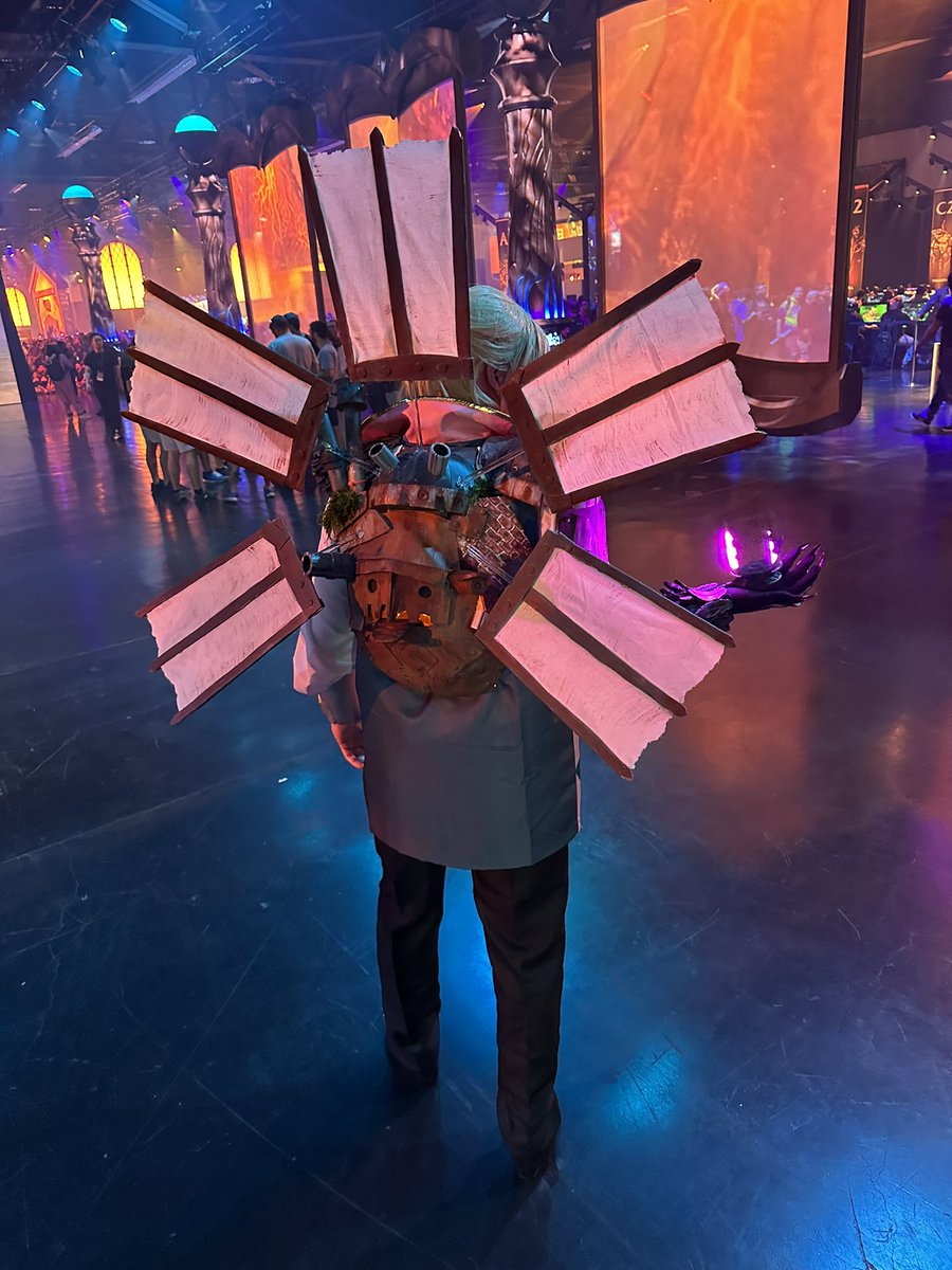 Vipey_'s tweet image. My skin concept of a Howl’s Moving Castle and Lifeweaver crossover with a holo-projector in my hand for Calcifer as Lifeweaver’s BioLight. I had a great time meeting many amazing people and when they asked for photos it meant a lot to me!🌸 @PlayOverwatch #BlizzCon2023