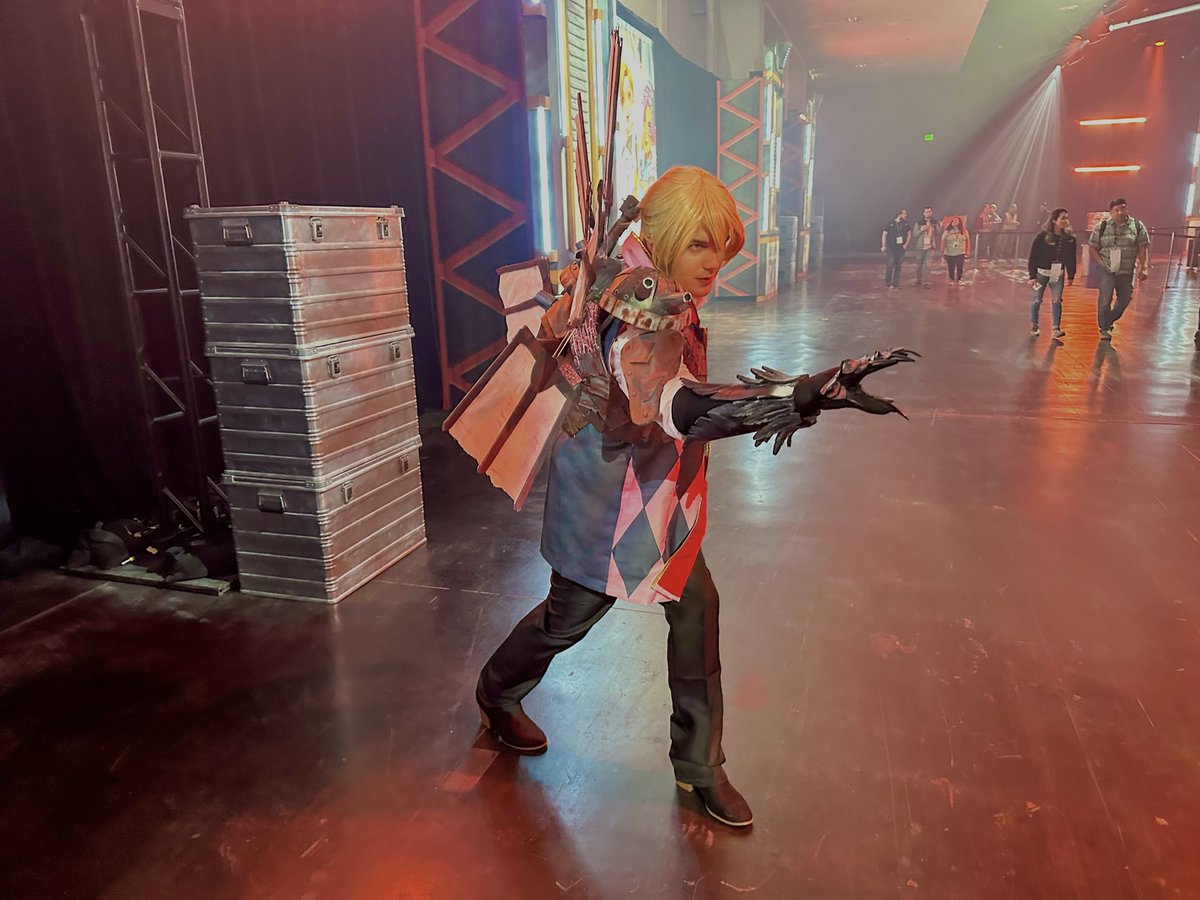Vipey_'s tweet image. My skin concept of a Howl’s Moving Castle and Lifeweaver crossover with a holo-projector in my hand for Calcifer as Lifeweaver’s BioLight. I had a great time meeting many amazing people and when they asked for photos it meant a lot to me!🌸 @PlayOverwatch #BlizzCon2023