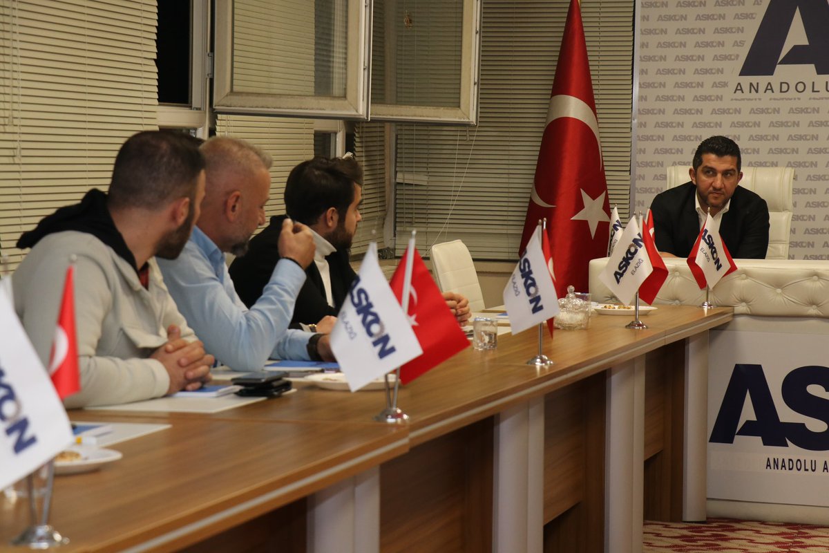 haydarevliyaogl's tweet photo. ASKON Elazığ İl Başkanı Sn Abdullah Çınar, Yönetim Kurulu Üyeleri ve ASKON Üyeleriyle istişare toplantısında bir araya gelerek, iş insanlarımızın şehrimize ve sektörlerine dair görüşlerini dinledik.

Yerel yönetim anlayışımız ve iş dünyamızla birlikte atacağımız adımlar ve işbirliği projeleriyle, şehrimize katmadeğer kazandıracak kalkınma hamlelerimizi değerlendirdik. 

Belediyecilik hizmetlerinin ötesinde ortaya koyacağımız somut adımlarla Elazığımızın kalkınmışlık ve gelişmişlik seviyesini zirveye taşıyacağız.

@RTErdogan @Akparti @elazigaskon @ASKON @Abdullahcinar23