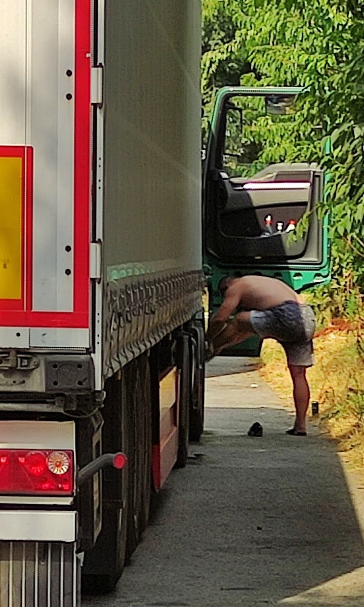JohnBosley78's tweet photo. Perfect butt be like

#truckers #truckerlife #truckerrest #restingarea #truckerrealness #dadbod  #pissingtrucker #sexontheroad #cruising #outdoorcruising #camionisti #camioneros #camionerosgorditos #dickpic #manbutt #malebutt https://t.co/3rkHVndMFk