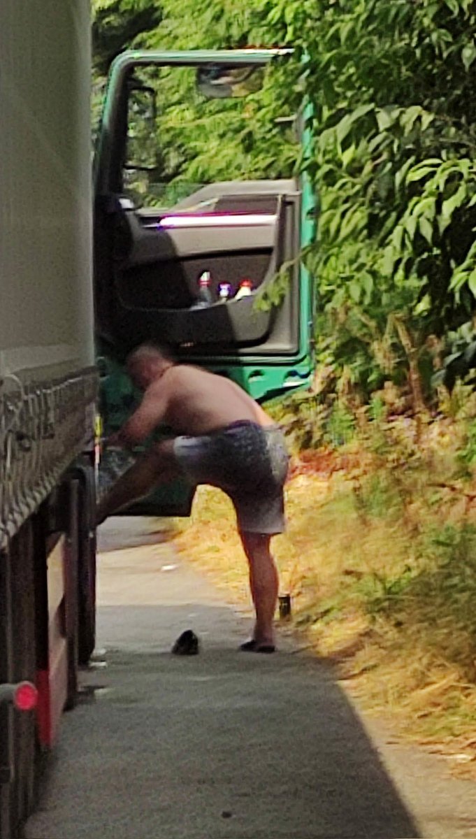 JohnBosley78's tweet photo. Perfect butt be like

#truckers #truckerlife #truckerrest #restingarea #truckerrealness #dadbod  #pissingtrucker #sexontheroad #cruising #outdoorcruising #camionisti #camioneros #camionerosgorditos #dickpic #manbutt #malebutt https://t.co/3rkHVndMFk