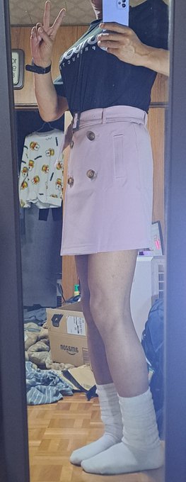このスカートに一目惚れ&hearts;しちゃって 買ってしまったわ　良いけど・・・ このスカートに合わせる服と靴を 考えてなかった😭 これに合う服と靴　誰か教えて下さい😅 https://t.co/TA9cyXzg