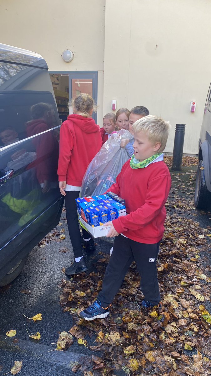YR5PDCS's tweet photo. Y5 @PDCSPrimary showed what #goodcitizens they are & were incredibly proud today to donate the generous goods collected by themselves, their school & community to help #HomelessPembrokeshire #somethingfornothing #dignity Diolch yn fawr for your support-its very much appreciated! https://t.co/gLLGM8vCEn