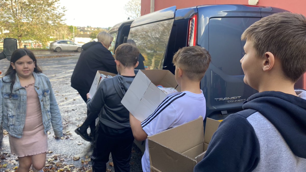YR5PDCS's tweet photo. Y5 @PDCSPrimary showed what #goodcitizens they are & were incredibly proud today to donate the generous goods collected by themselves, their school & community to help #HomelessPembrokeshire #somethingfornothing #dignity Diolch yn fawr for your support-its very much appreciated! https://t.co/gLLGM8vCEn