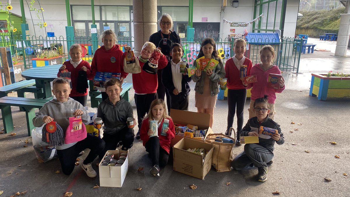 YR5PDCS's tweet photo. Y5 @PDCSPrimary showed what #goodcitizens they are & were incredibly proud today to donate the generous goods collected by themselves, their school & community to help #HomelessPembrokeshire #somethingfornothing #dignity Diolch yn fawr for your support-its very much appreciated! https://t.co/gLLGM8vCEn